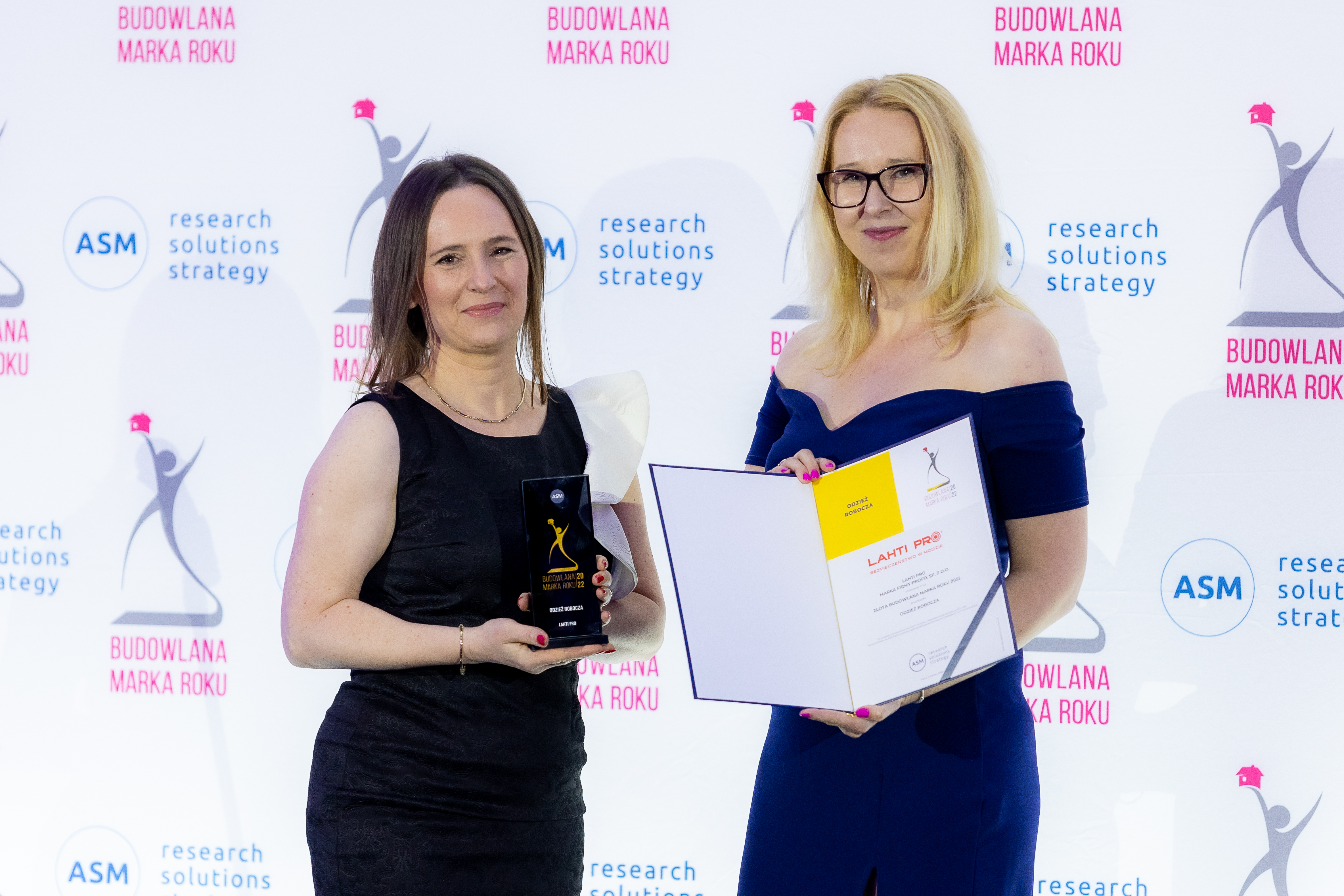 Joanna Woźniak odbiera nagrodę Złotej Budowlanej Marki Roku 2022 dla Lahti Pro