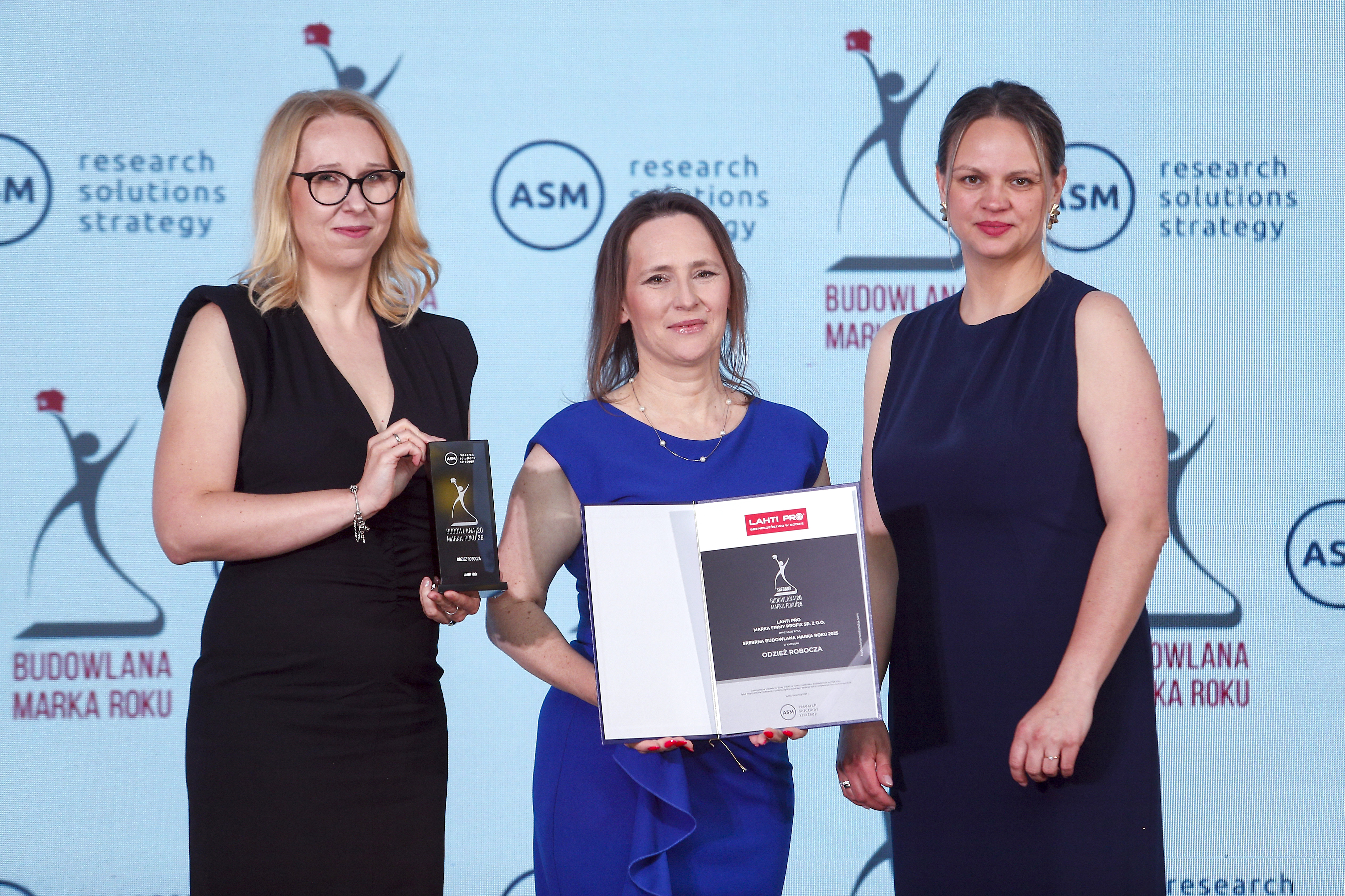 Joanna Woźniak odbera nagrodę Srebrnej Budowlanej Marki Roku dla Lahti Pro